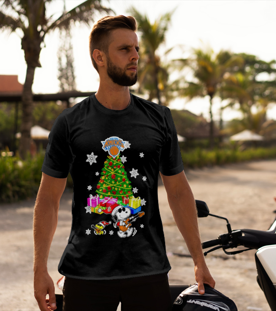 New York Knicks Snoopy Woodstock Christmas Tree Gifts Snowflakes T-Shirt