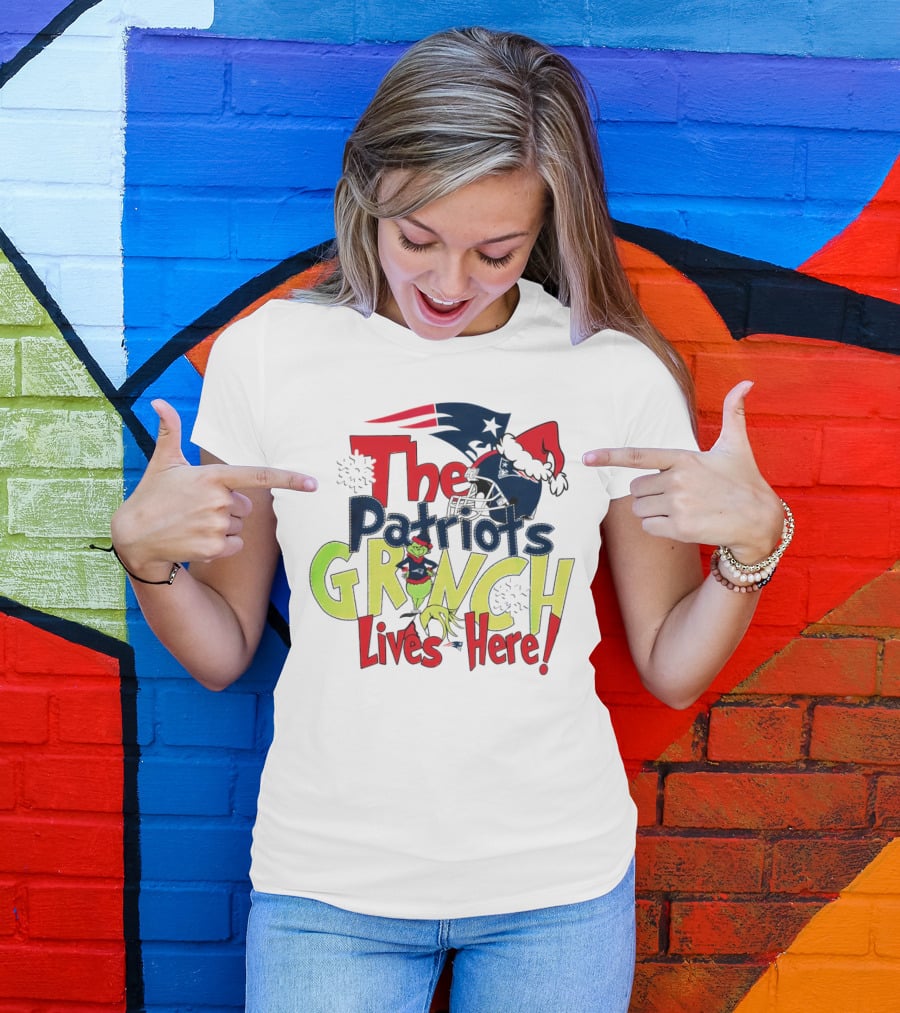The New England Patriots Grinch Lives Here Christmas Santa Hat T-Shirt