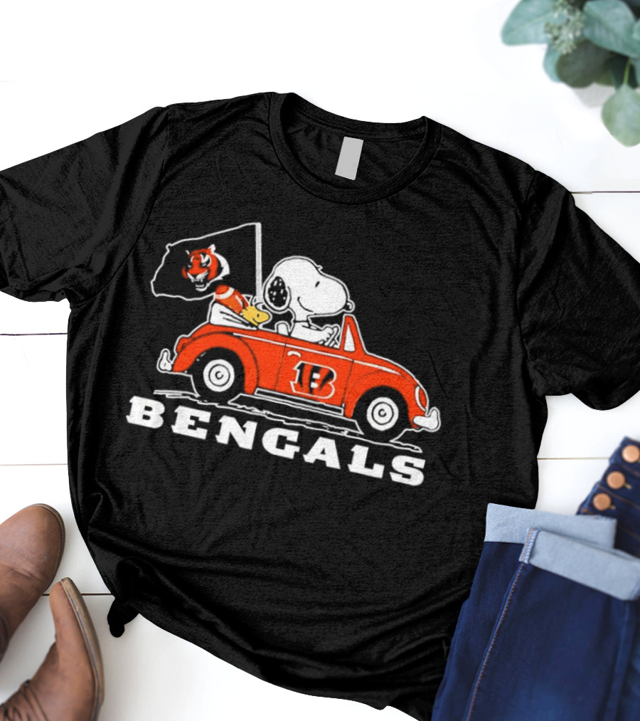 Snoopy And Woodstock Driving Cincinnati Bengals Car With Flag T-Shirt