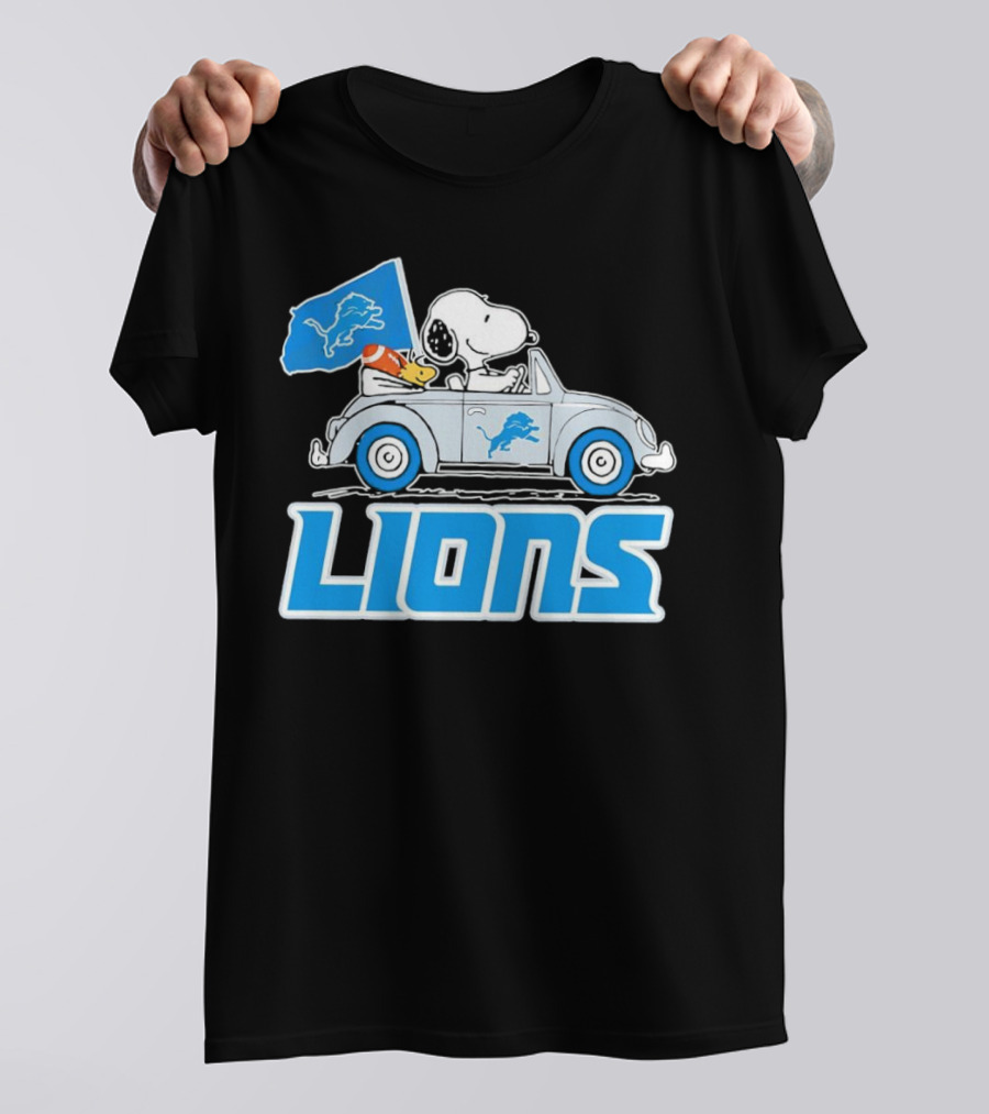 Snoopy And Woodstock In Car With Detroit Lions Flag T-Shirt