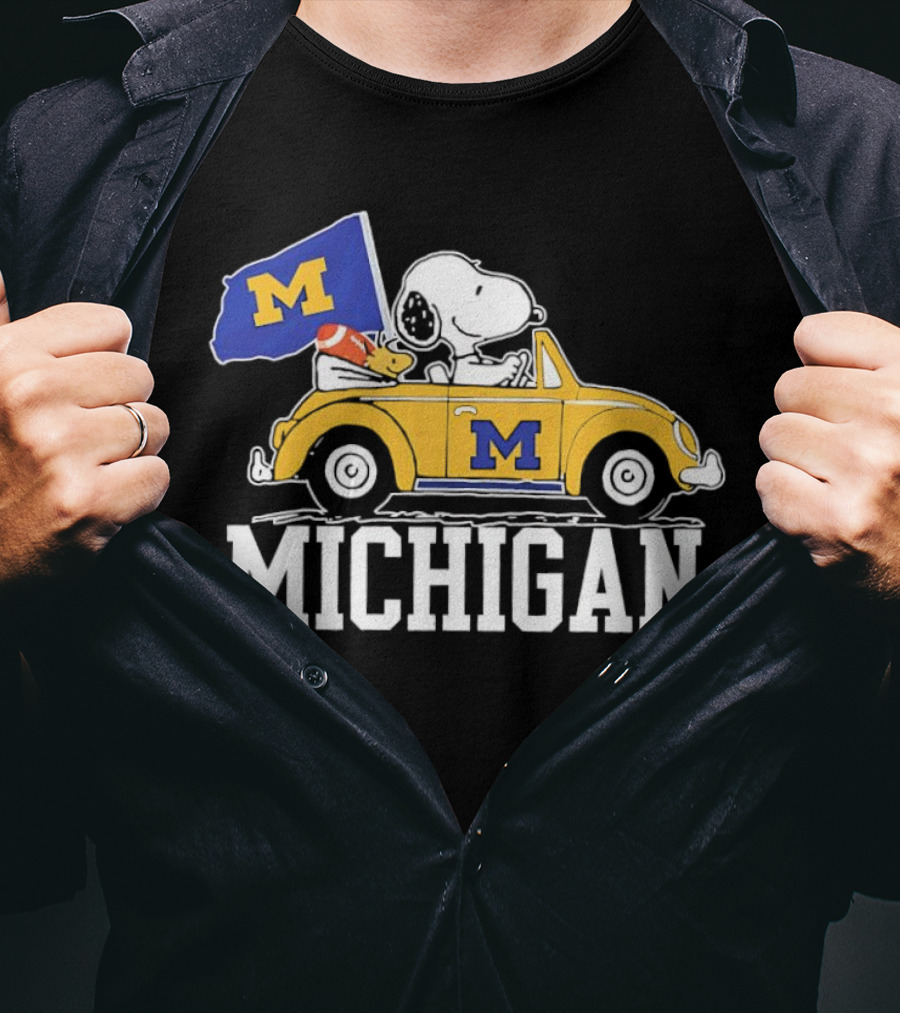 Snoopy And Woodstock Driving Car With Michigan Wolverines Flag T-Shirt