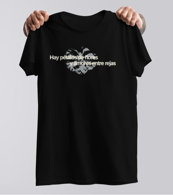 Hay Pétalos De Flores Y Amores Entre Rejas Flor Blanca T-Shirt