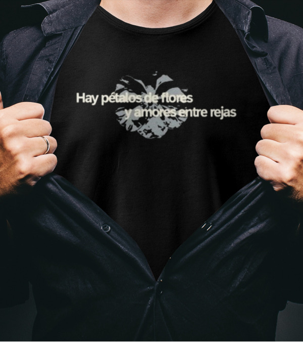 Hay Pétalos De Flores Y Amores Entre Rejas Flor Blanca T-Shirt