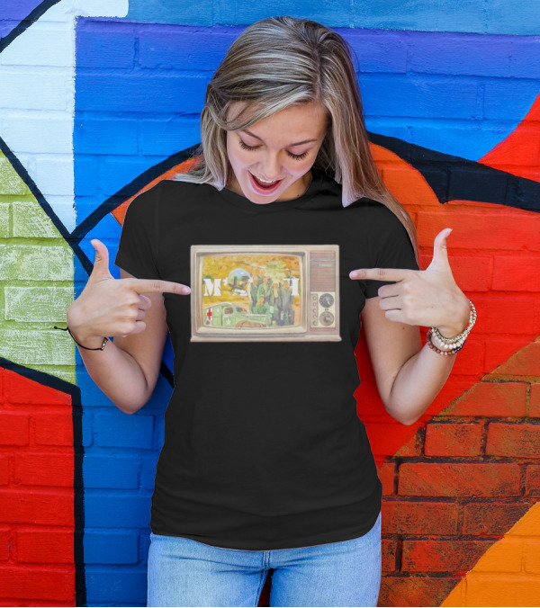 M*A*S*H 4077th Vintage TV Scene T-Shirt