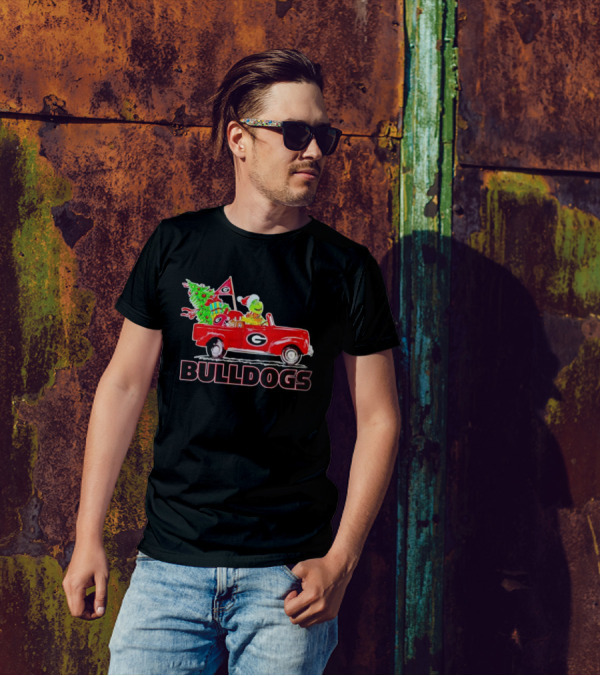 Grinch Driving Red Car With Dog Christmas Tree Gifts Georgia Bulldogs T-Shirt