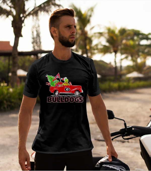 Grinch Driving Red Car With Dog Christmas Tree Gifts Georgia Bulldogs T-Shirt