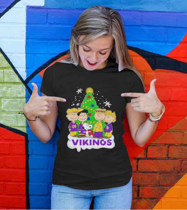 Minnesota Vikings Peanuts Characters Christmas Tree T-Shirt