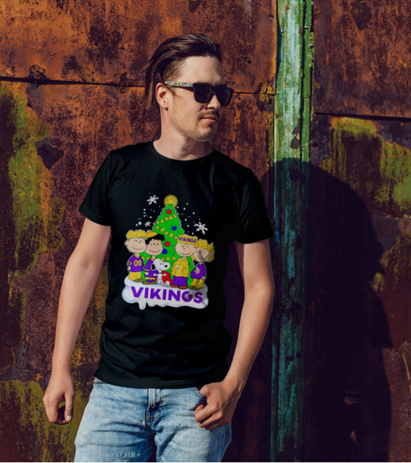 Minnesota Vikings Peanuts Characters Christmas Tree T-Shirt