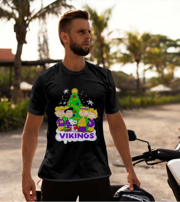 Minnesota Vikings Peanuts Characters Christmas Tree T-Shirt