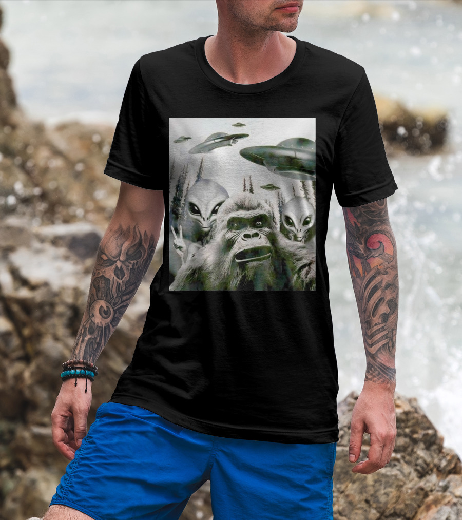 Bigfoot Aliens Selfie UFO Forest Adventure T-Shirt