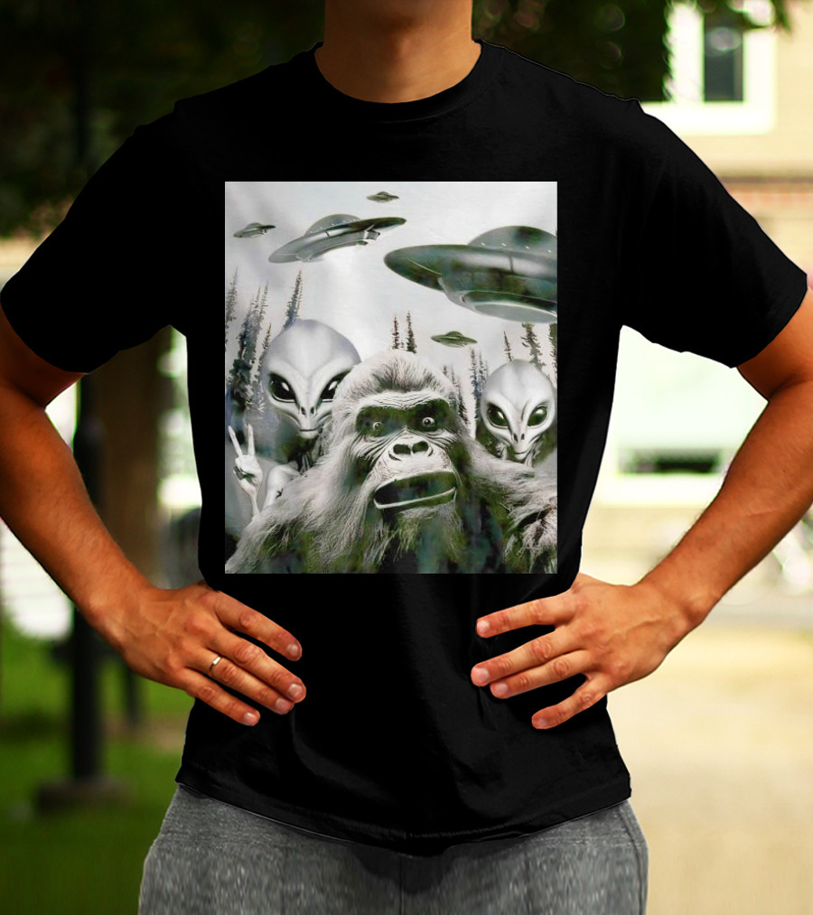 Bigfoot Aliens Selfie UFO Forest Adventure T-Shirt