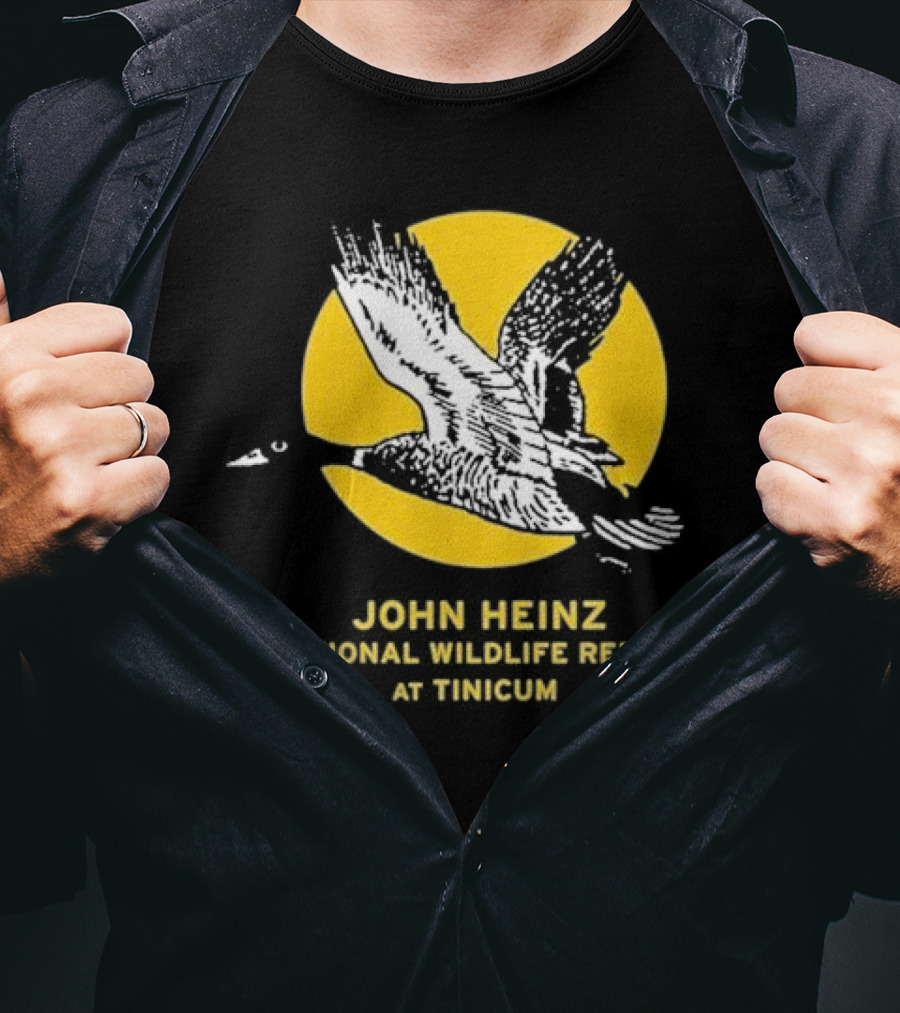 JOHN HEINZ NATIONAL WILDLIFE REFUGE AT TINICUM FLYING GOOSE SILHOUETTE WITH YELLOW SUN BACKGROUND T-Shirt
