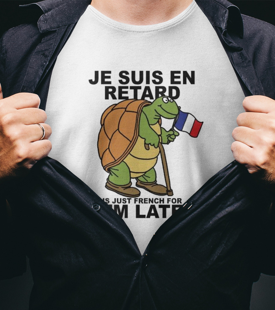 Je Suis En Retard Turtle Holding French Flag I’m Late T-Shirt